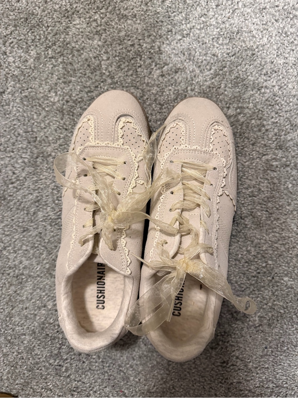 Cushionaire Women's Cream Lace-Up Brogue Sneakers